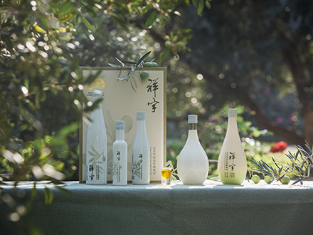 祥宇特級(jí)初榨橄欖油，純手工采摘、精選優(yōu)質(zhì)油橄欖鮮果，用意大利貝亞雷斯全自動(dòng)設(shè)備物理冷榨工藝，在鮮果采摘后8小時(shí)內(nèi)限時(shí)鮮榨而成。